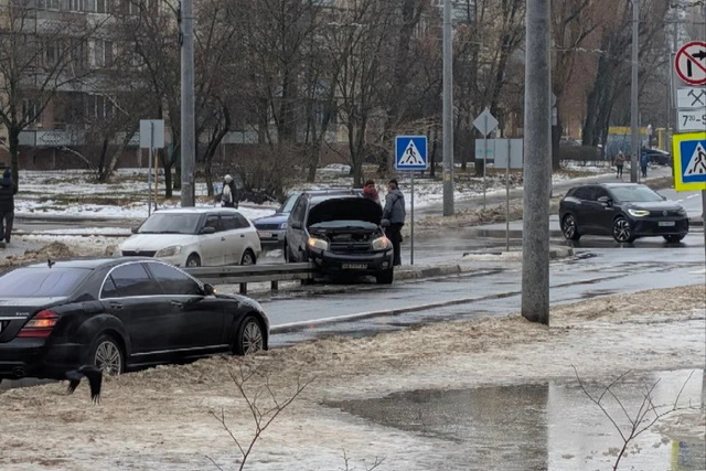 В Днепре на проспекте Героев Toyota налетела на отбойник