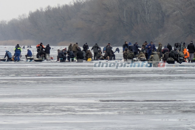 В Днепре в +4 сотни рыбаков одновременно вышли на лед посреди реки