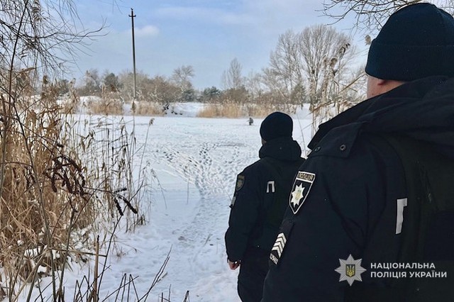 Полицейские водной полиции Днепра предостерегают: выход на лед при плюсовой температуре опасен