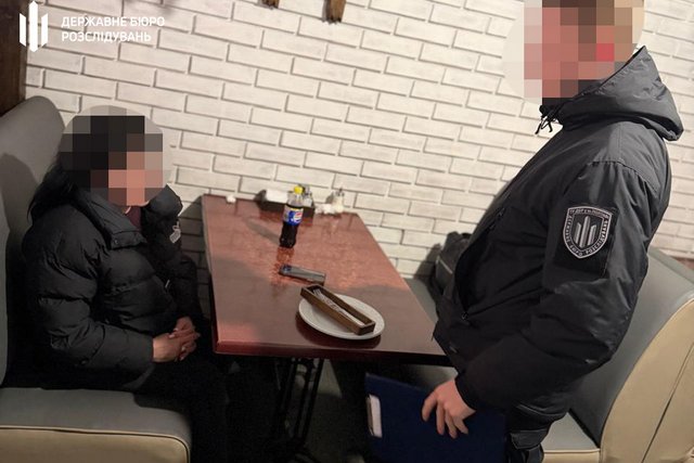 ДБР задержало на Днепропетровщине руководительницу райотдела «Центра пробации», которая требовала более 21 тыс. дол у раненого военнослужащего
