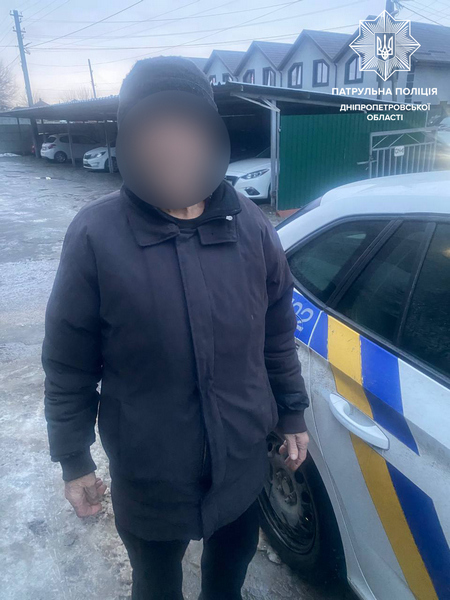 У Дніпрі патрульні допомогли чоловіку, що загубився повернутися додому