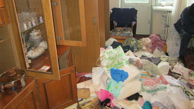 В Каменском двое молодых людей ограбили 78-летнюю пенсионерку в собственной квартире