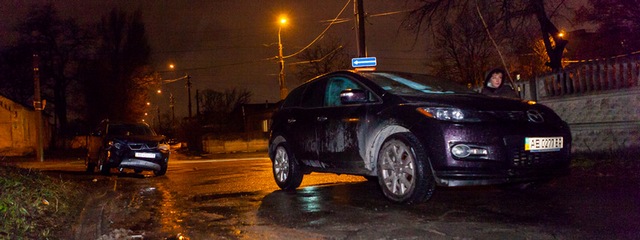 В Днепре на Михаила Грушевского не поделили дорогу Mitsubishi и Mazda: женщину забрала «скорая»