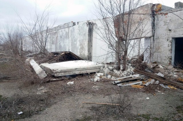 В поселке Партизанское Днепровского района на мужчину упала железобетонная плита