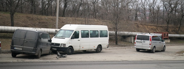 В Днепре на Космической столкнулись два Mercedes Vito: 2 человека пострадали