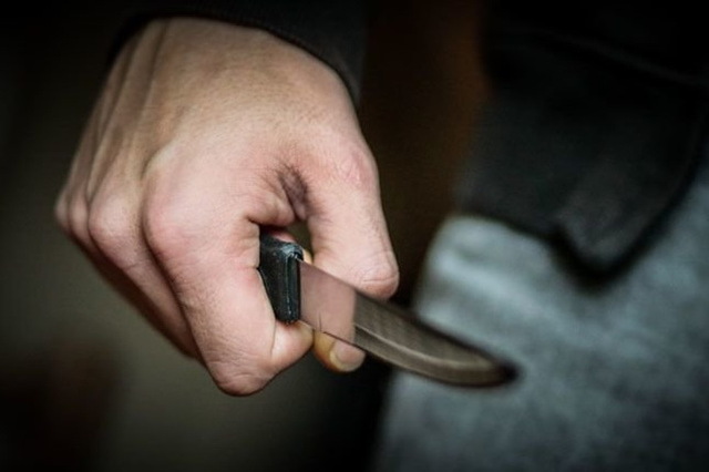 Высказывался нецензурной бранью: в Каменском отец убил сына ножом