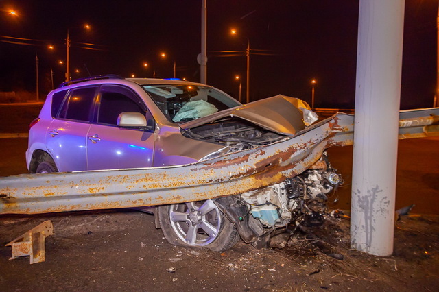 В Днепре на Южном мосту автомобиль Toyota «влетел» в электроопору