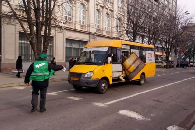 В центре Днепра «расклеилась» маршрутка