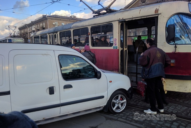 В центре Каменского Renault врезался в трамвай с людьми