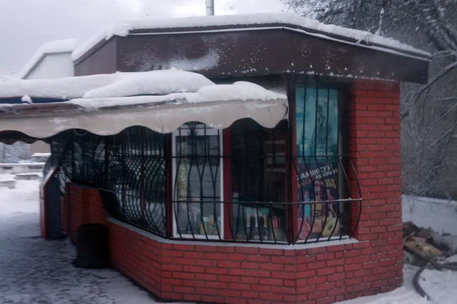 В Каменском ликвидировали пожар в торговом павильоне