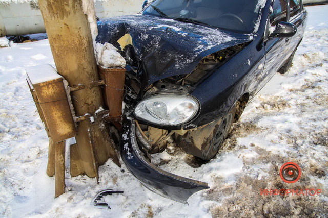 В Днепре на въезде на Амурский мост Lanos влетел в столб (видео момента ДТП)