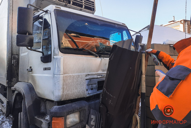 Днепре на Байкальской грузовик влетел в забор частного дома и снес газовую трубу