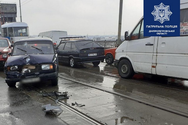 ДТП сразу с тремя автомобилями произошло сегодня на Амурском мосту