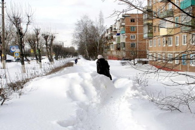 Днепряне жалуются на нерасчищенные тротуары