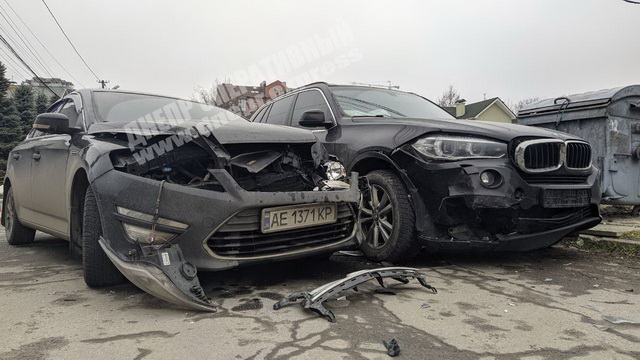 В Днепре столкнулись внедорожник БМВ и Форд