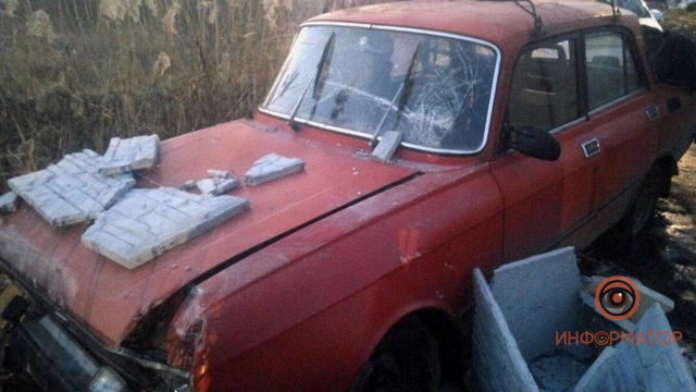 В Днепре на Рылеева пьяный мужчина на «Москвиче» снес забор частного дома