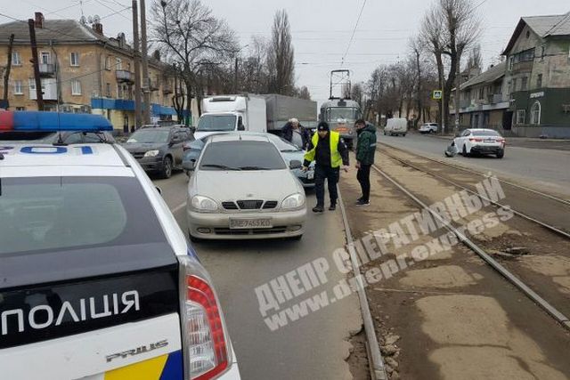 В Днепре проишло ДТП на углу Шинной и проспекта Б. Хмельницкого. На проспекте пробка