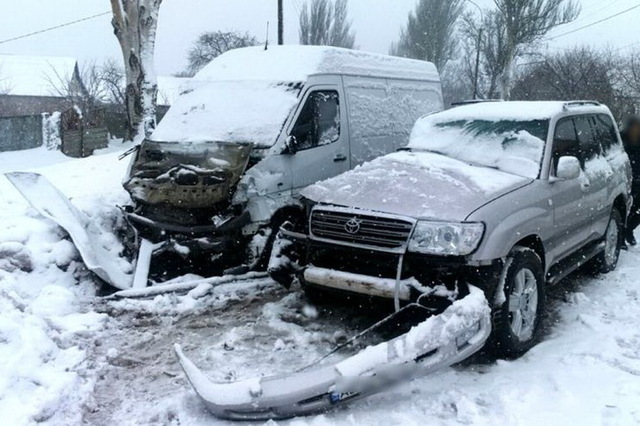 В Каменском столкнулись Land Cruiser и Sprinter. Полиция ищет свидетелей