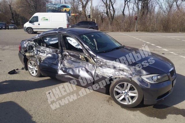 В Днепре BMW на полной скорости протаранил колонну военных: появилось видео опасного ДТП