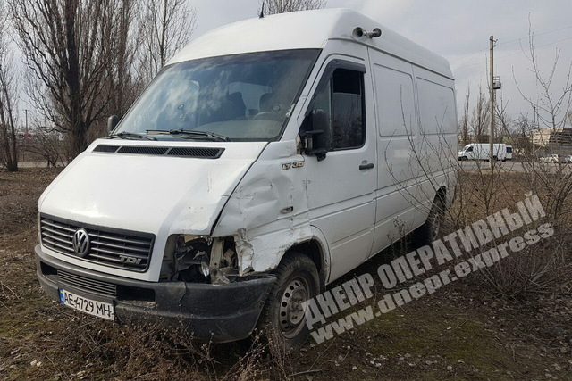 В Днепре на Днепросталевской микроавтобус Volkswagen вылетел с дороги