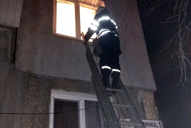 В Каменском спасатели помогли родителям попасть в квартиру к своему ребенку