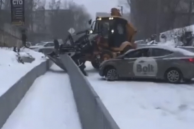 На Крестьянском спуске в Днепре трактор въехал в ограждение