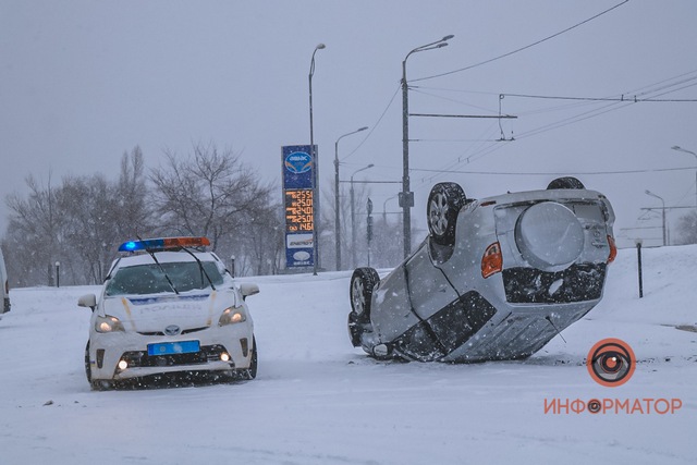В Днепре на Набережной Заводской перевернулся Toyota Rav 4