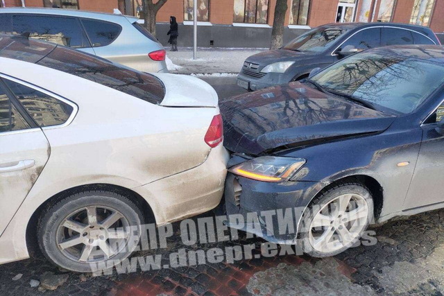 В Днепре на Дмитрия Яворницкого столкнулись 4 автомобиля: видео момента ДТП