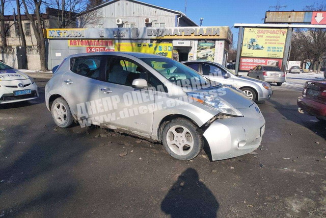 В Днепре на Шинной Nissan врезался в Daewoo: видео момента ДТП