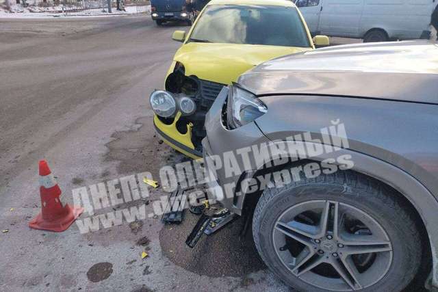 В Днепре на Запорожском шоссе столкнулись Volkswagen и Mercedes