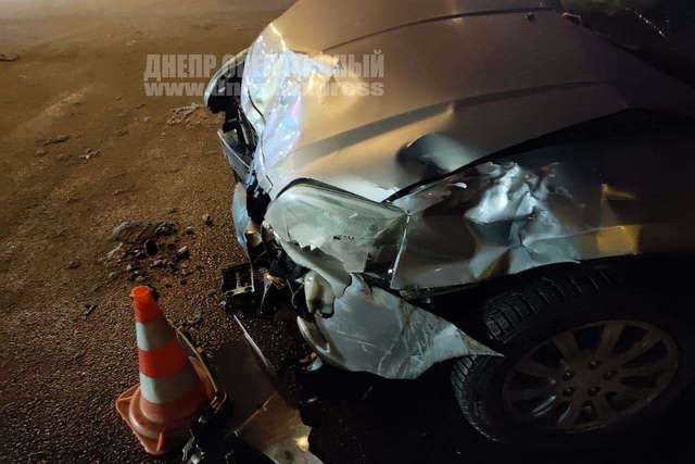 В Днепре на Победе такси Uklon жестко столкнулось с Volkswagen