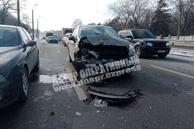 В Днепре на Богдана Хмельницкого Renault врезался в Lexus