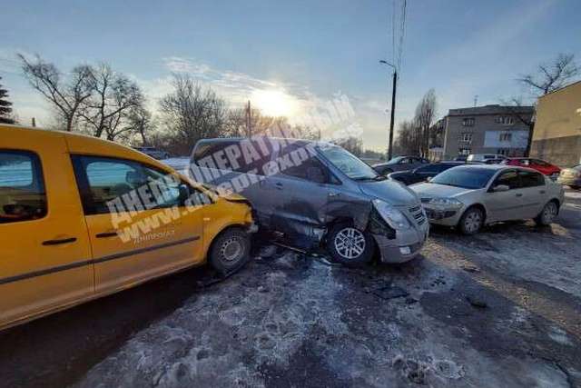 В Днепре на Молодогвардейской столкнулись три авто: женщину забрала скорая