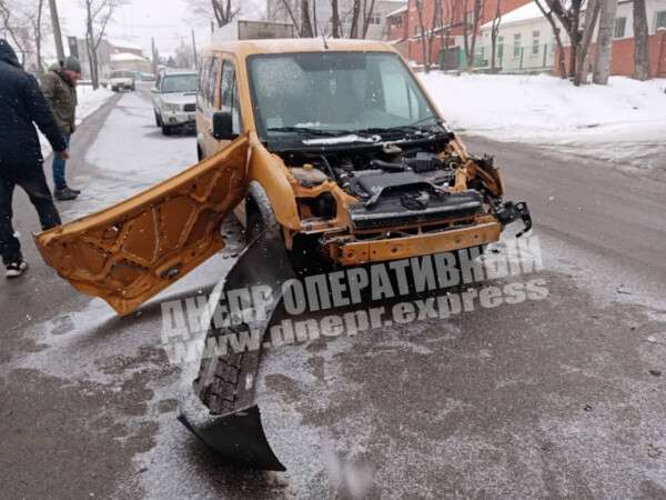 В Днепре на Шмидта Газель врезался в Ford