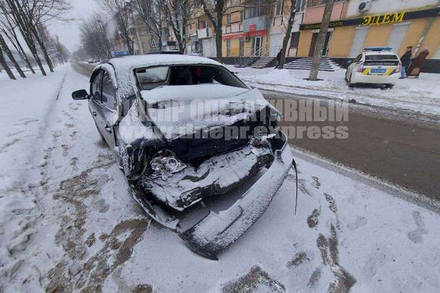 В Днепре на проспекте Александра Поля грузовик протаранил легковушку