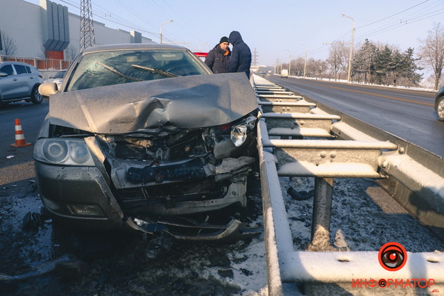 В Днепре на Набережной Заводской столкнулись три авто: пострадала 17-летняя девушка