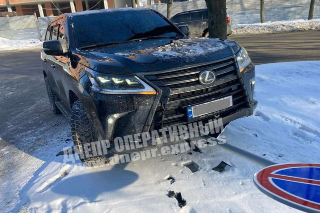 В Днепре на Пилипа Орлика в результате ДТП Lexus въехал в дорожный знак
