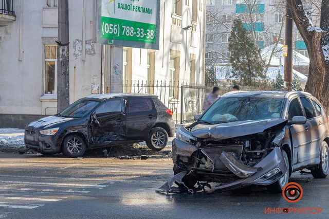 В Днепре на проспекте Гагарина столкнулись Honda и Mitsubishi