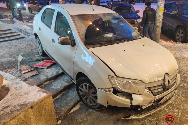В центре Днепра Renault задел пешеходов и заехал на тротуар