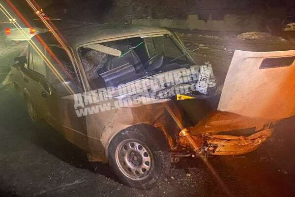 На трассе Днепр-Каменское столкнулись ВАЗ и Daewoo: троих человек увезла скорая