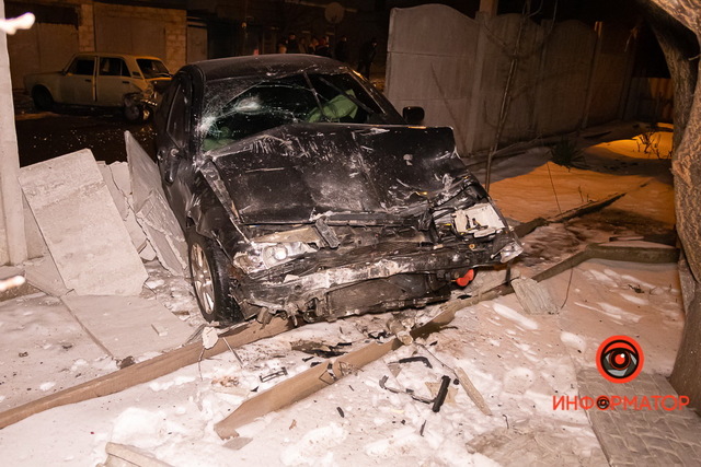 В Днепре на Алмазной Skoda врезалась в ВАЗ и протаранила забор дома: водитель сбежал
