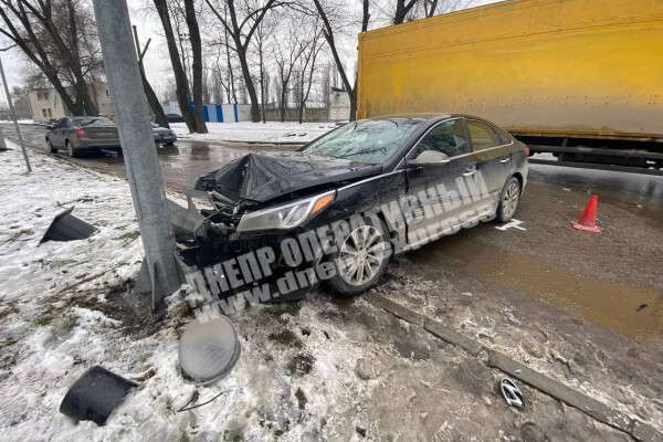 В Днепре на Энергетической Ford Focus столкнулся с Hyundai: одна из машин отлетела в столб