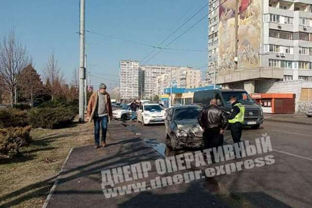 В Днепре на Маршала Малиновского столкнулись Daewoo Sens и Volkswagen Caddy