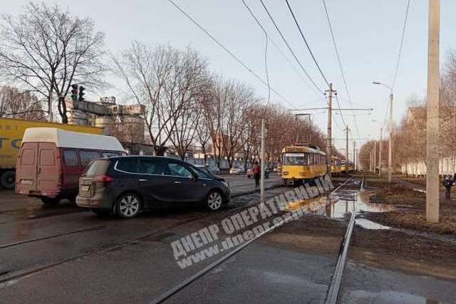 В Днепре на Макарова столкнулись ВАЗ и Opel: от удара Opel вылетел на трамвайные пути