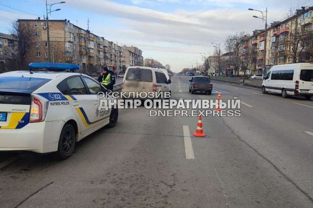 В Днепре на Слобожанском проспекте столкнулись Volkswagen, Skoda и ВАЗ