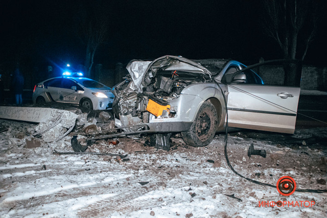 В Днепре на Криворожской пьяный мужчина на Ford снес электроопору