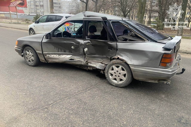 В Днепре на Паникахи Ford вылетел на «встречку» и врезался в Skoda: видео момента ДТП