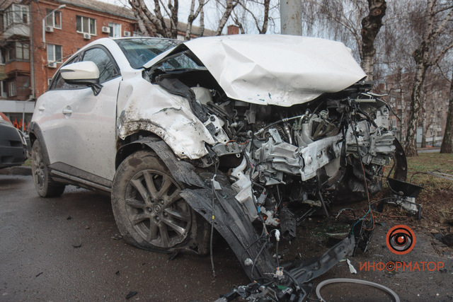 В Днепре на проспекте Поля столкнулись Mazda и Volkswagen: двое пострадавших (видео момента)