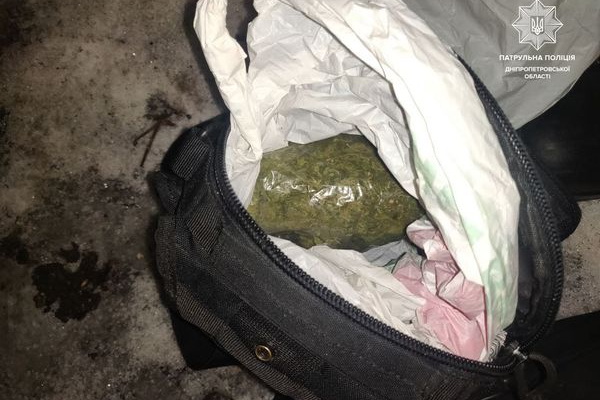 Патрульні затримали чоловіка з великим пакетом марихуани