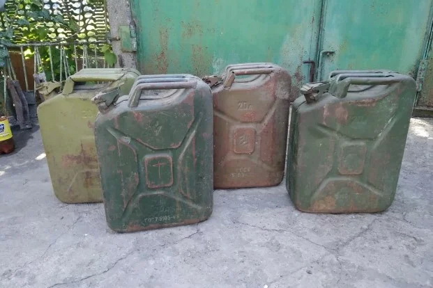 Срочно нужны 20-литровые металические канистры